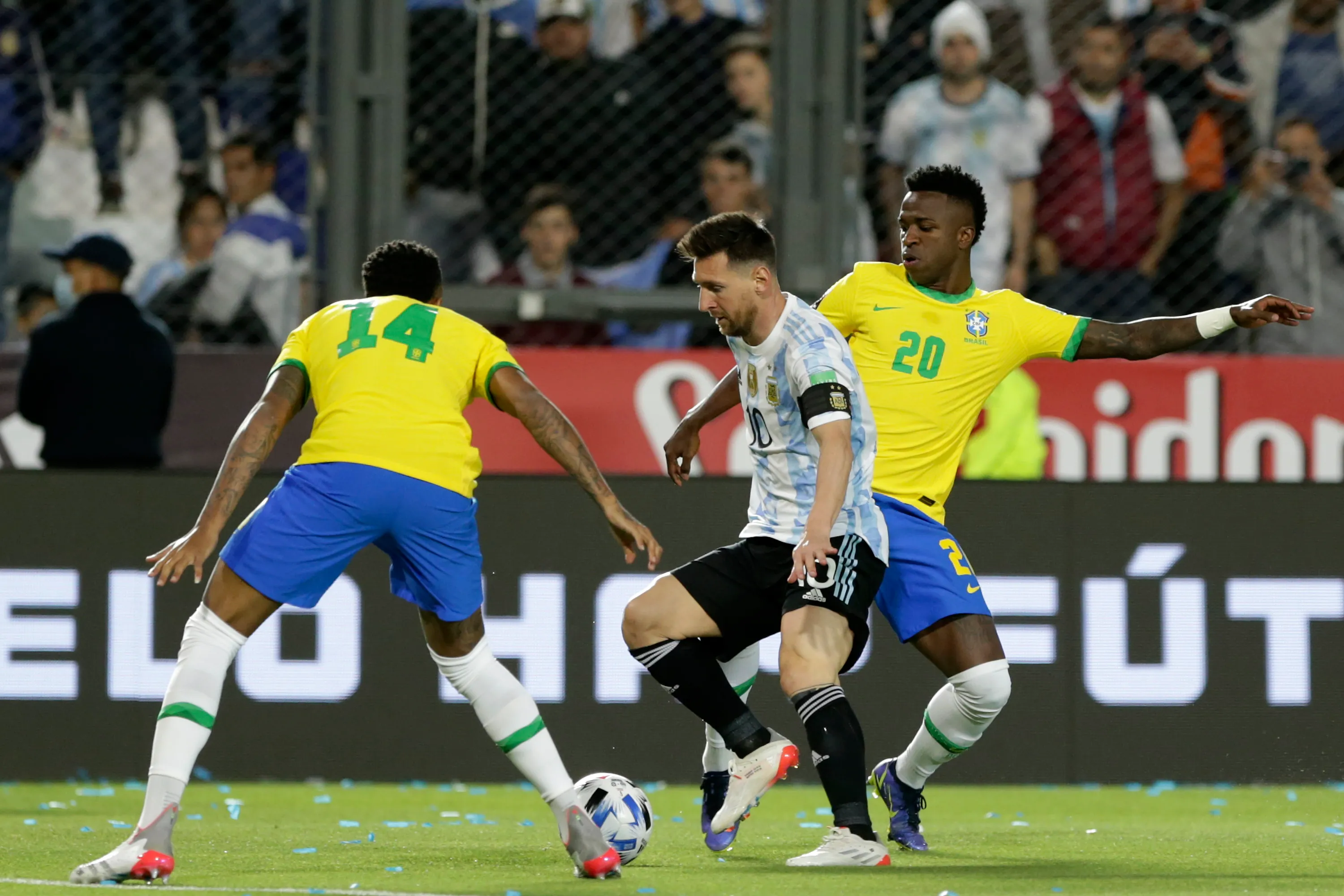 Messi compete pela bola com Vini Jr durante partida das Eliminatórias da Copa 2022. Foto: Daniel Jayo/Getty Images