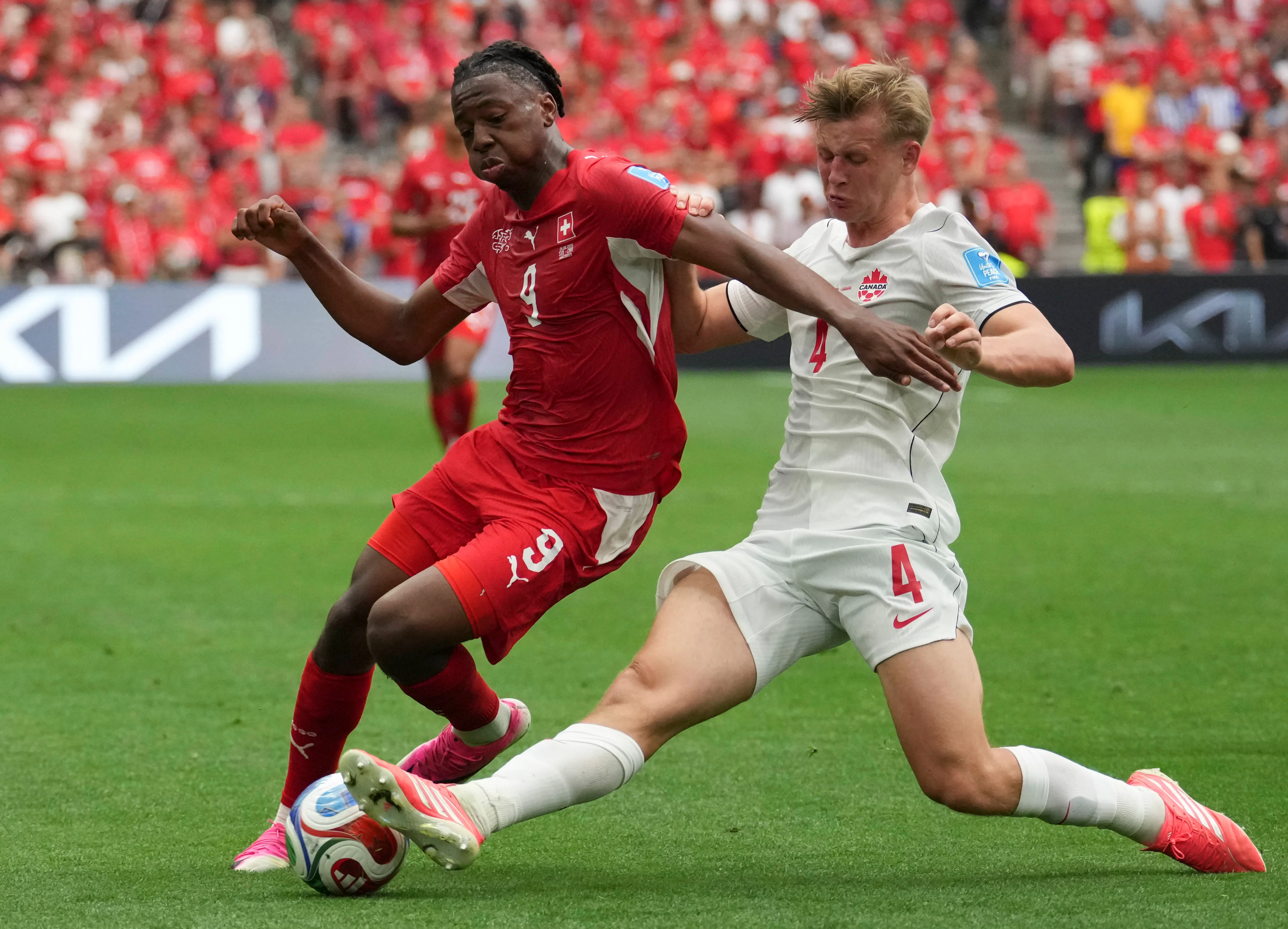 Manzambi e De Fougerolles: Duelo entre canadesenses e suíços – Foto: IMAGO /&nbsp;Xinhua