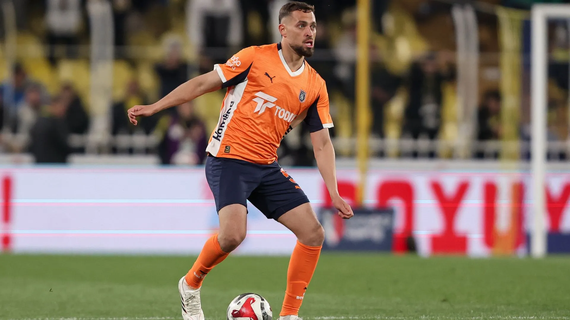 Léo Duarte jogou pelo Basaksehir durante várias temporadas (foto: Ahmad Mora/Getty Images)
