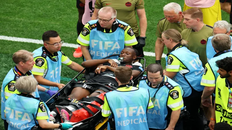 Koné, do Canadá, sai de maca após lesão em partida contra o Catar na Copa 2026 - Emilee Chinn/Getty Images