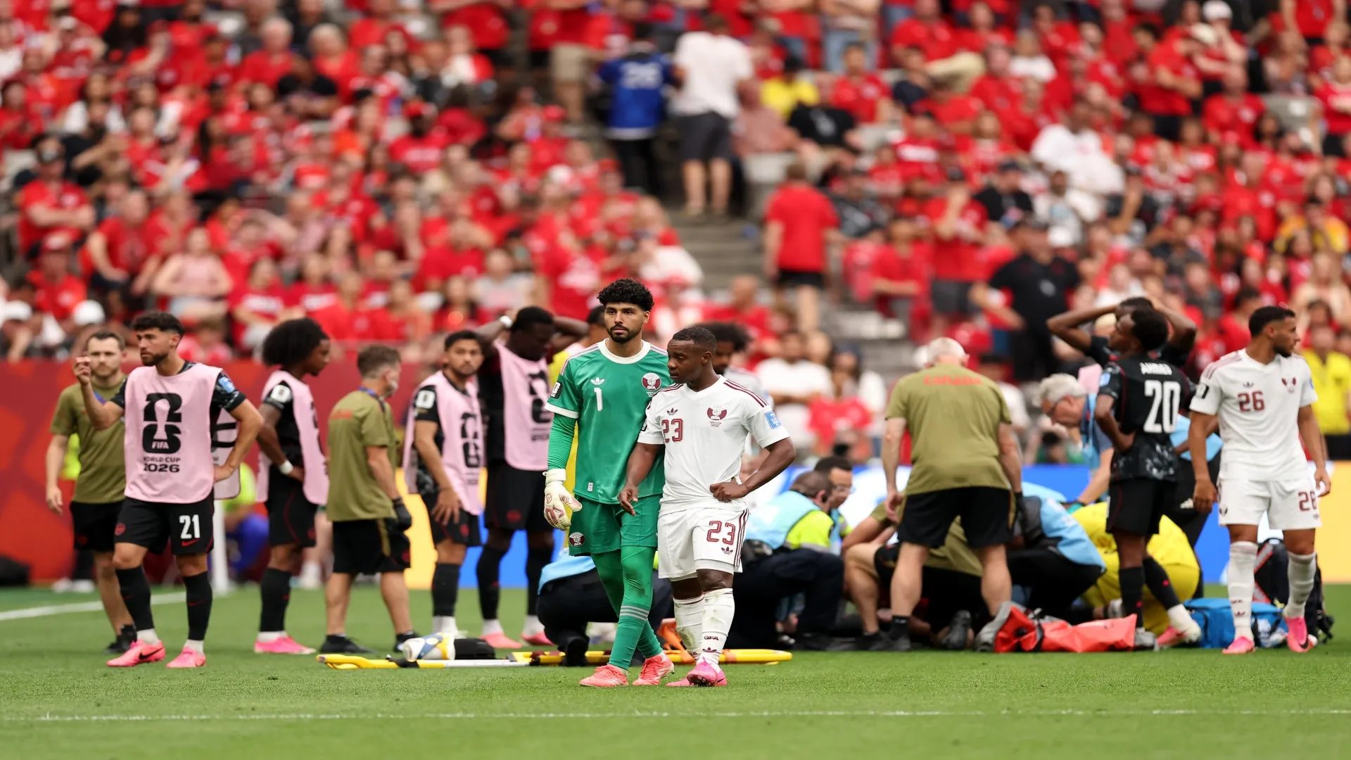 Madibo depois do lance em que fraturou a perna de Koné, em Canadá e Catar – Fran Santiago/Getty Images