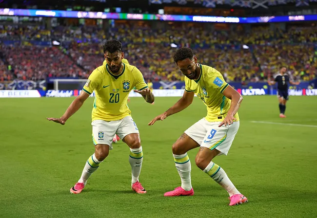 Matheus Cunha e Paquetá comemoram gol (Photo by Robert Cianflone/Getty Images).
