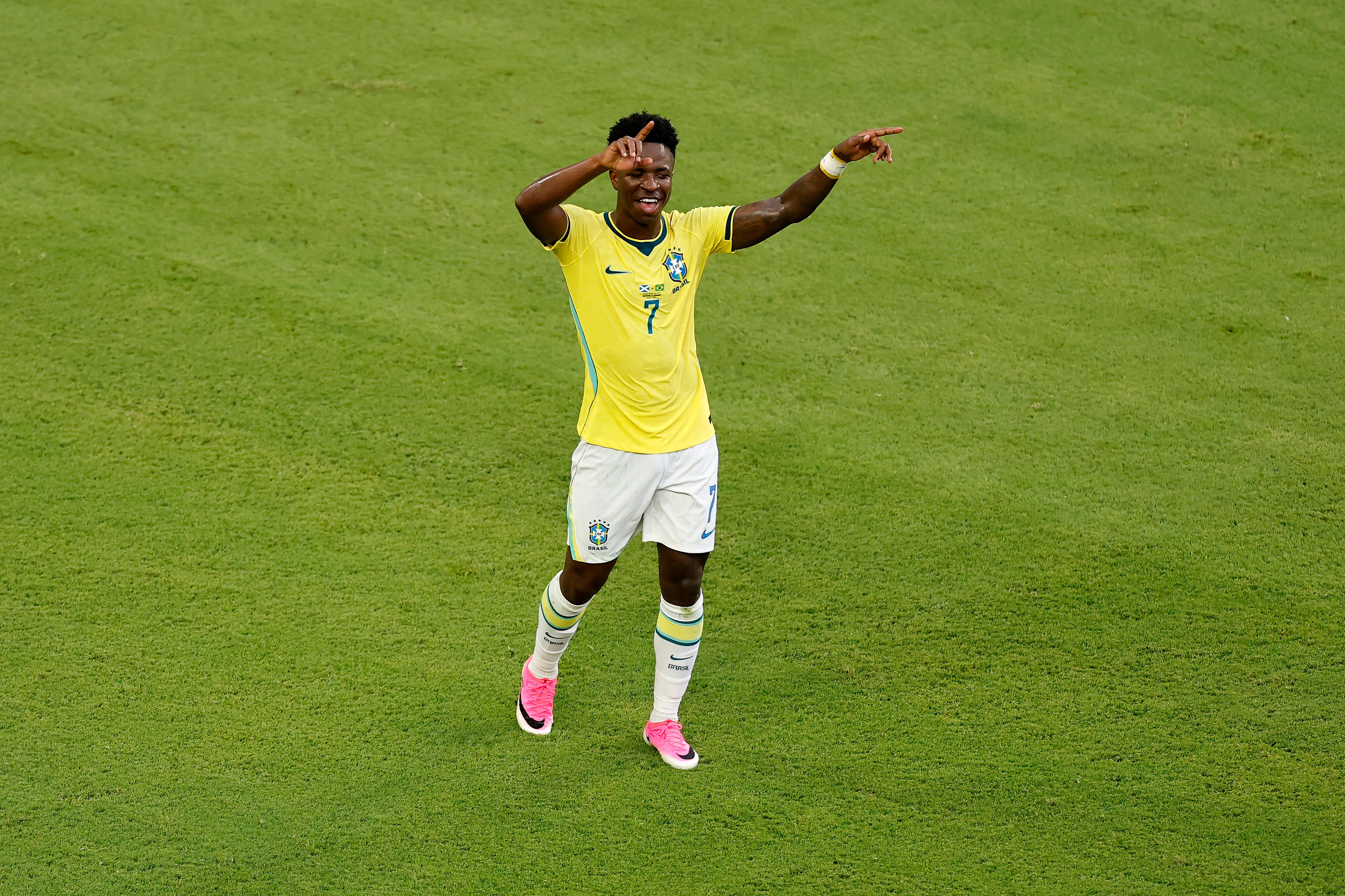 Vinícius Júnior celebrando gol pela Seleção Brasileira. (Foto: Michael Reaves/Getty Images)