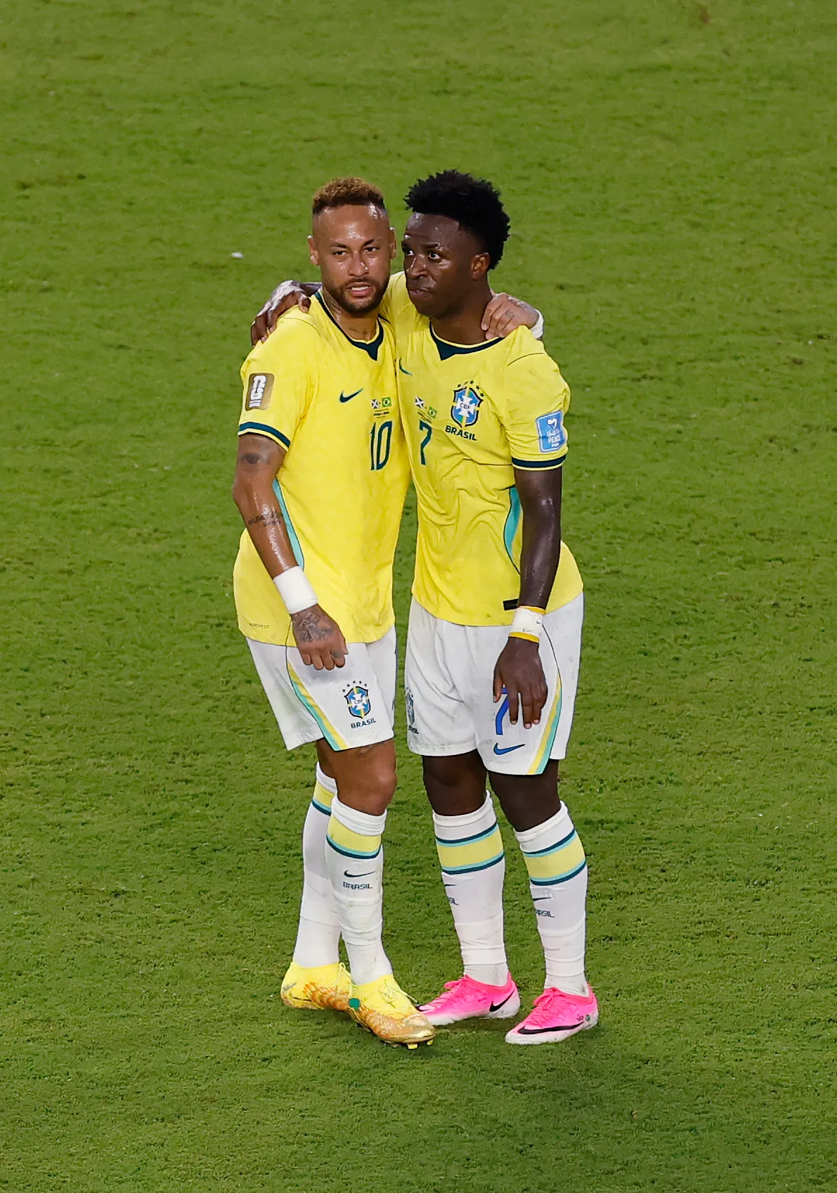 Neymar ao lado de Vini Jr em Escócia x Brasil (Photo by Michael Reaves/Getty Images)