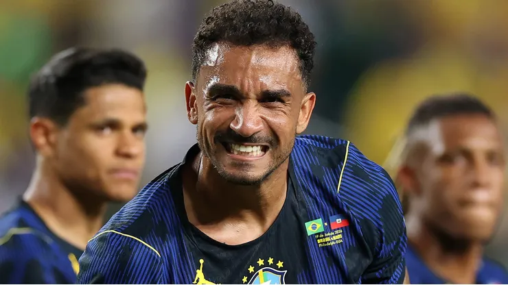 Danilo em Brasil x Escócia. (Photo by Dan Mullan/Getty Images)