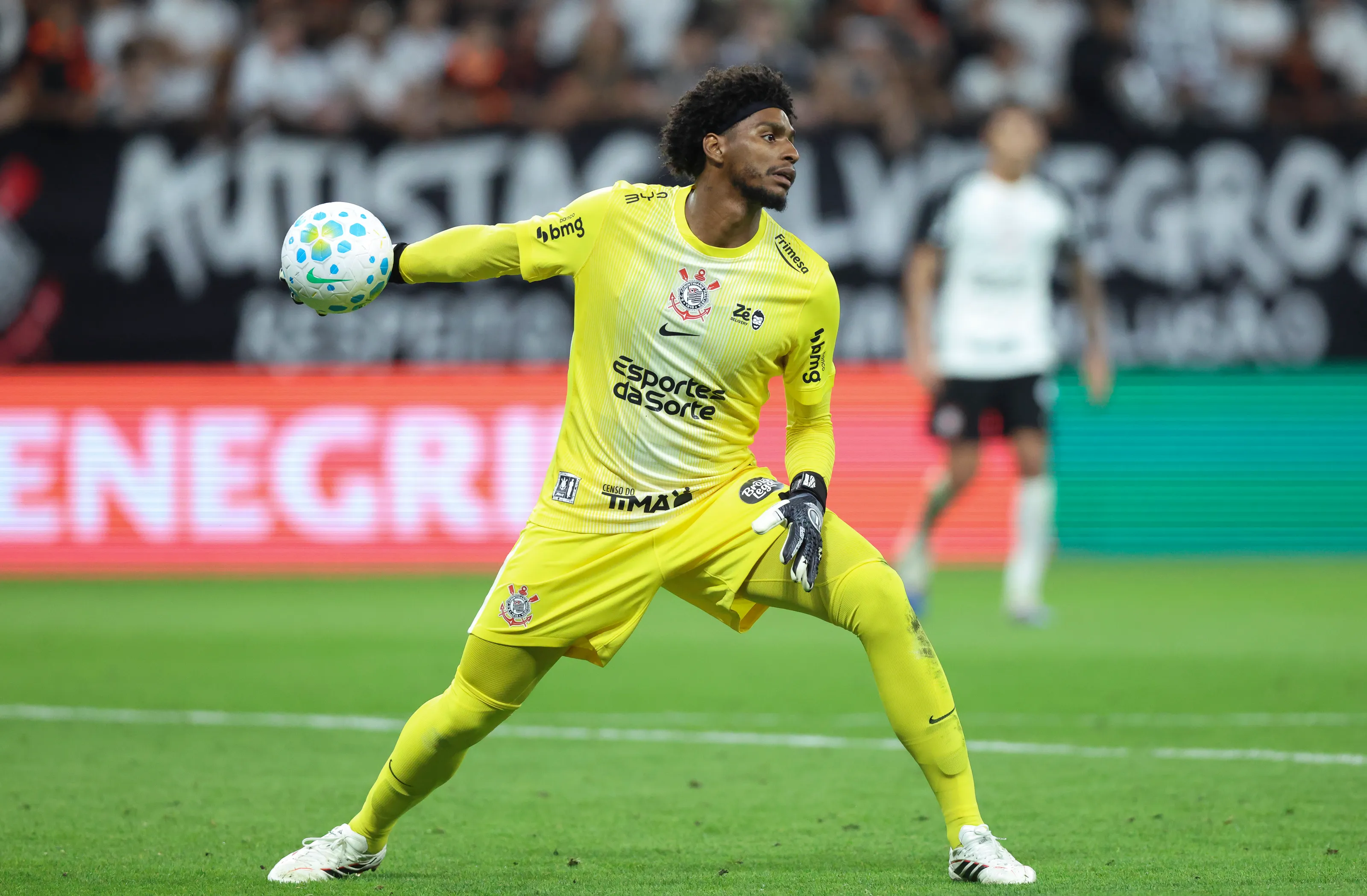 Hugo Souza em ação pelo Corinthians. (Foto: Alexandre Schneider/Getty Images)