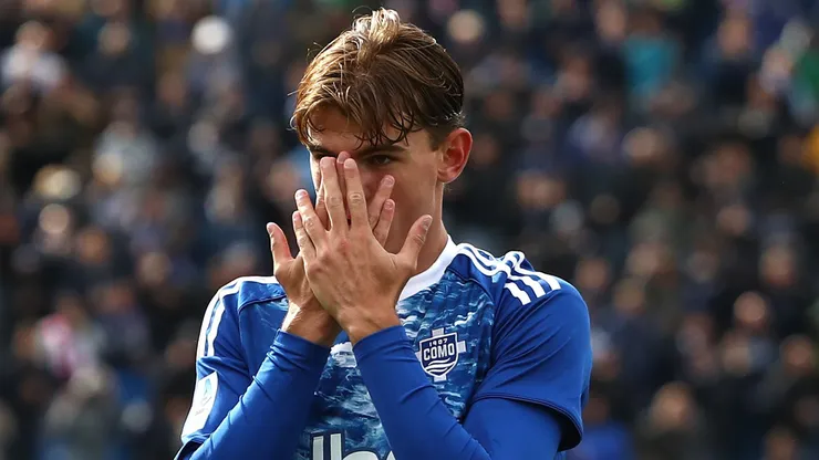 Nico Paz em campo pelo Como. Foto: Marco Luzzani/Getty Images