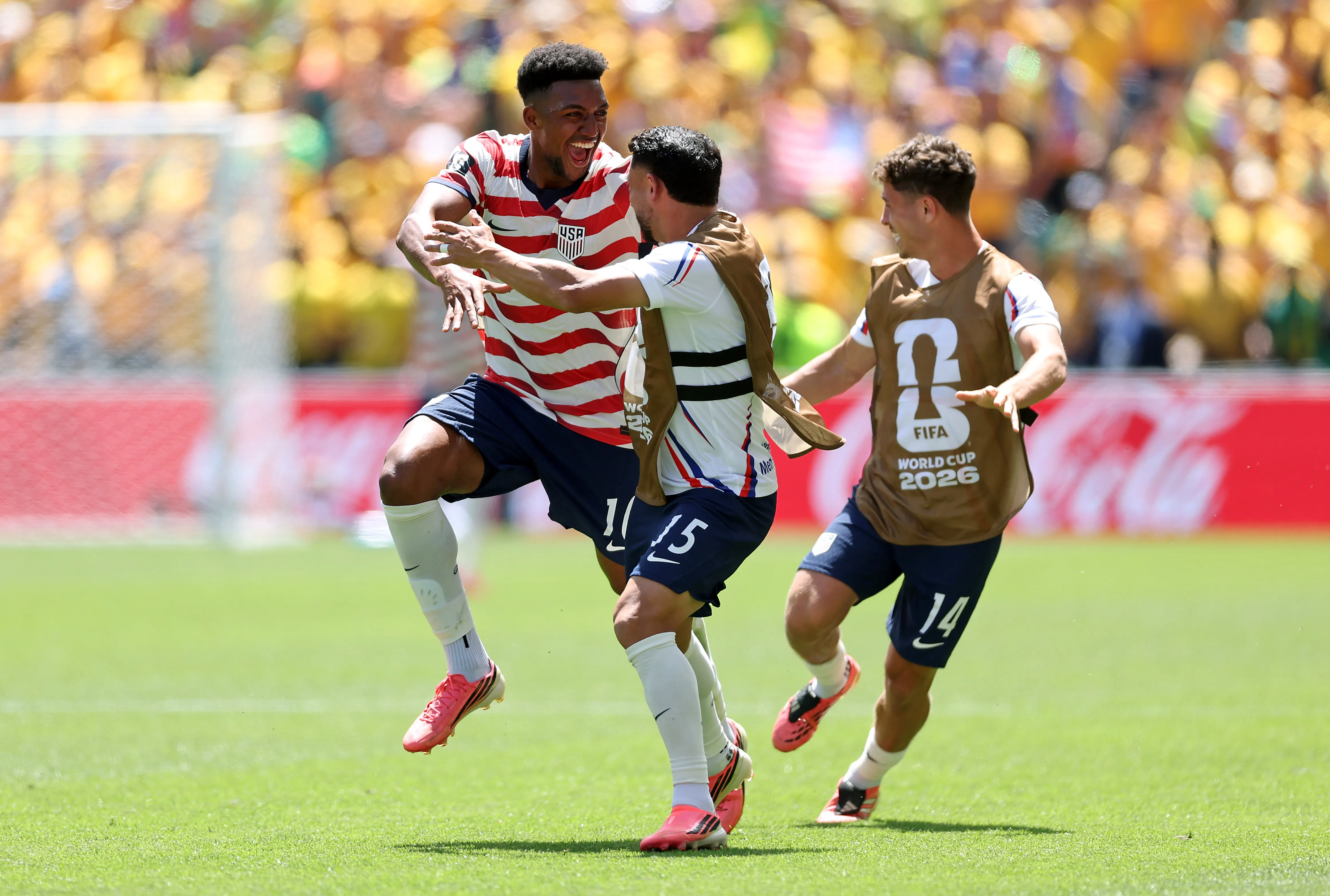 Alex Freeman, dos Estados Unidos, comemora com Cristian Roldan e Sebastian Berhalter, após marcar gol durante partida da Copa do Mundo. Foto: Jamie Squire/Getty Images