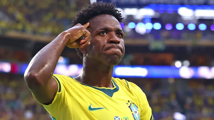 Vinicius Júnior em campo com as cores da Seleção Brasileira. Foto: Megan Briggs/Getty Images
