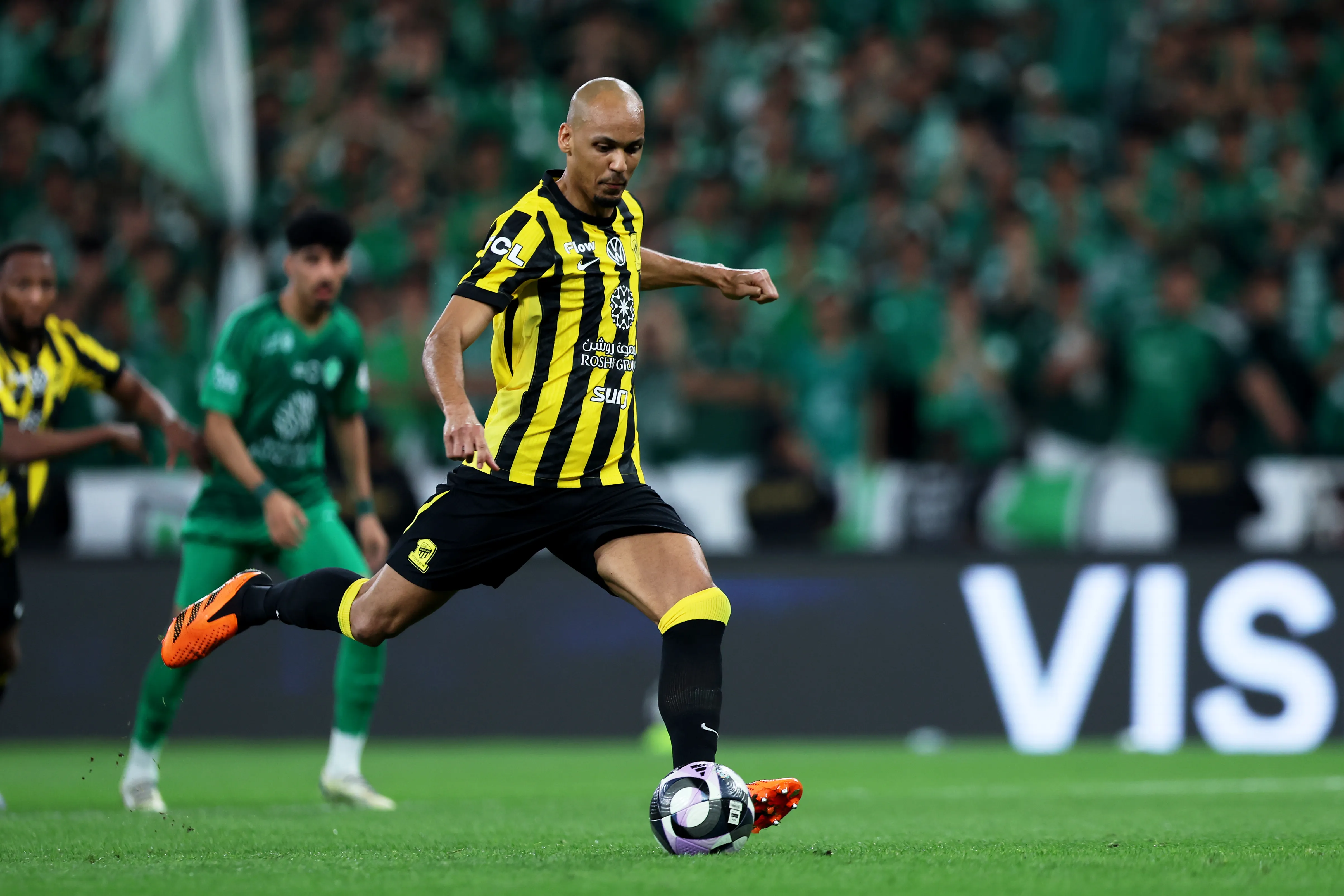 Fabinho em ação pelo Al-Ittihad. Foto: Yasser Bakhsh/Getty Images