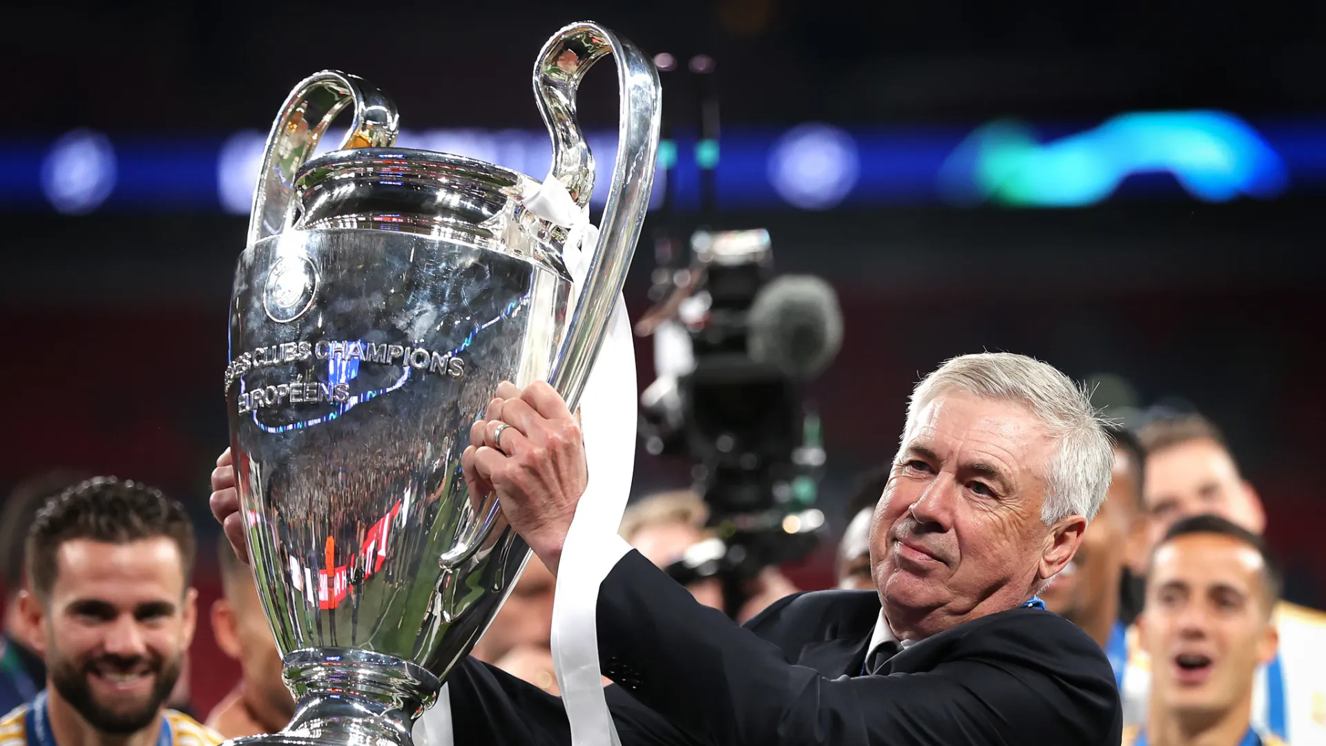 Carlo Ancelotti segura o troféu da Champions 
