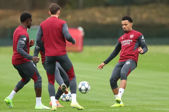 Ethan Nwaneri durante treino do Arsenal. Foto: Harry Murphy/Getty Images