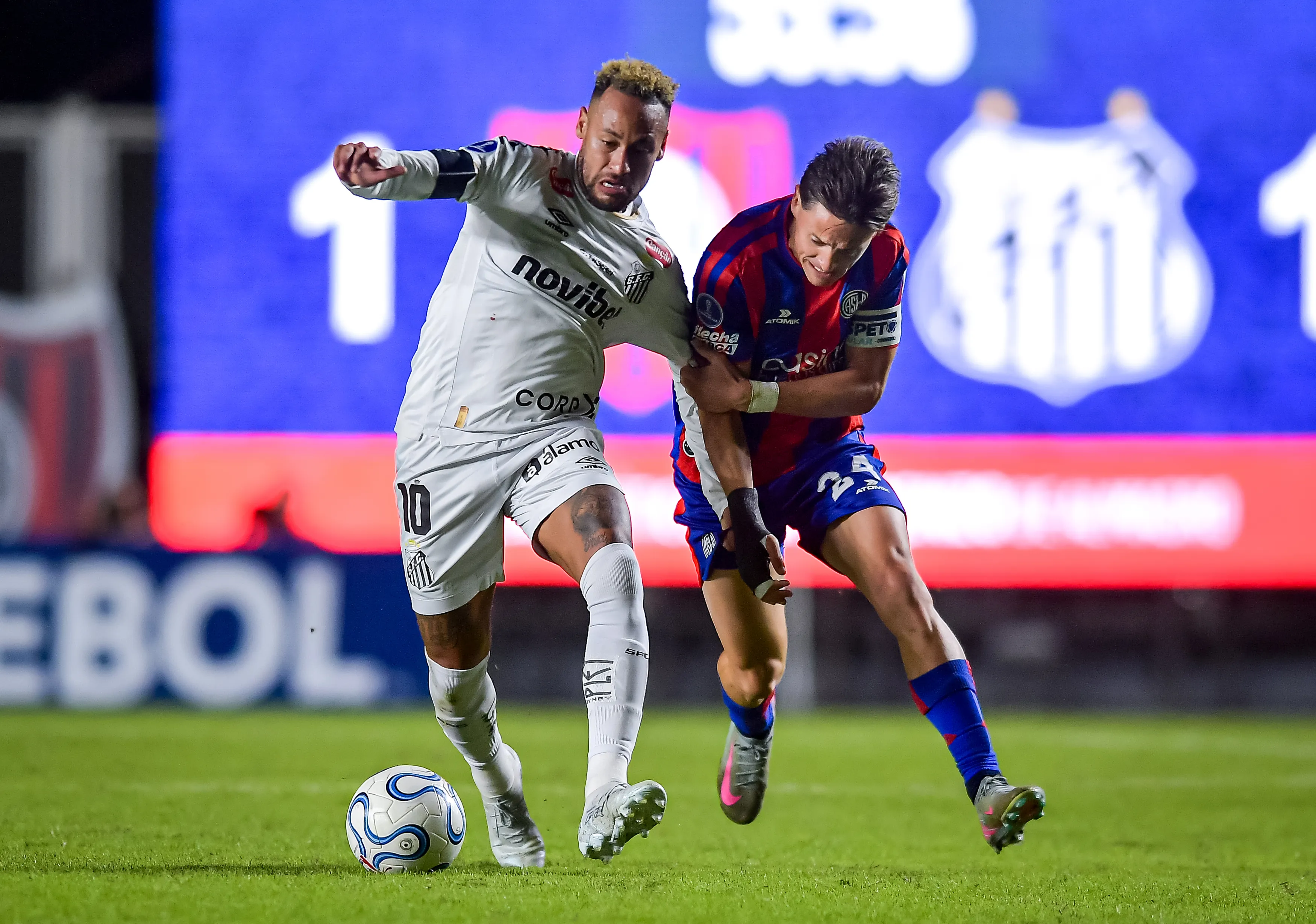 Neymar, do Santos, durante partida da Copa Sul-Americana. Foto: Marcelo Endelli/Getty Images