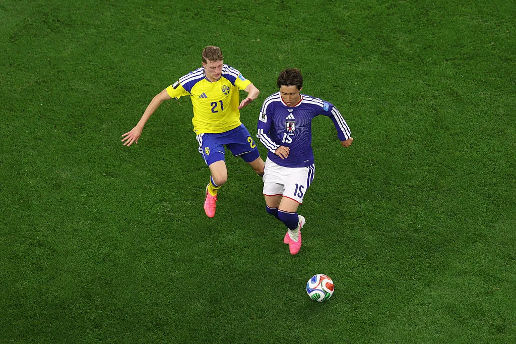 Kamada e Bernhardsson em disputa de bola (Photo by Lars Baron/Getty Images).