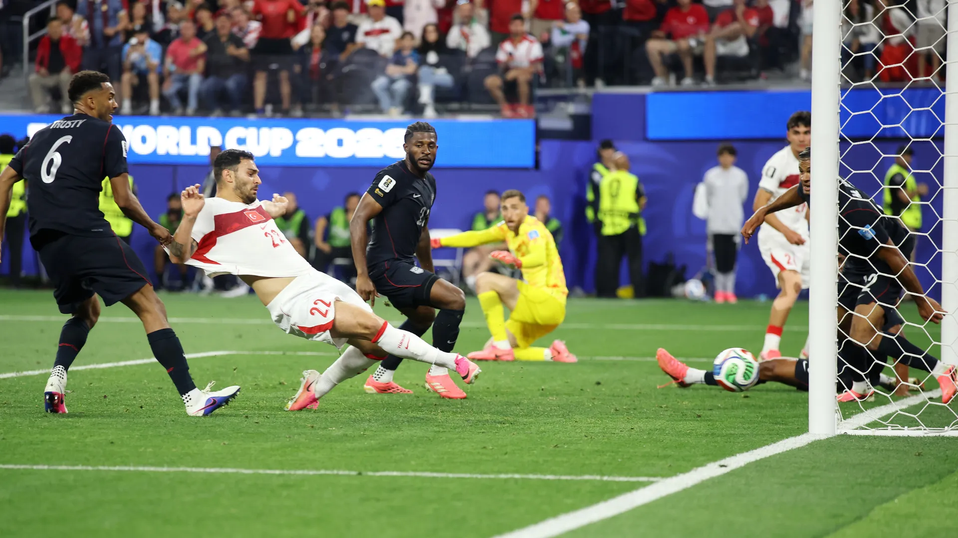 Kaal Ayhan marcou o gol da vitória da Turquia contra os Estados Unidos nos acréscimos. Foto: Alex Grimm/Getty Images