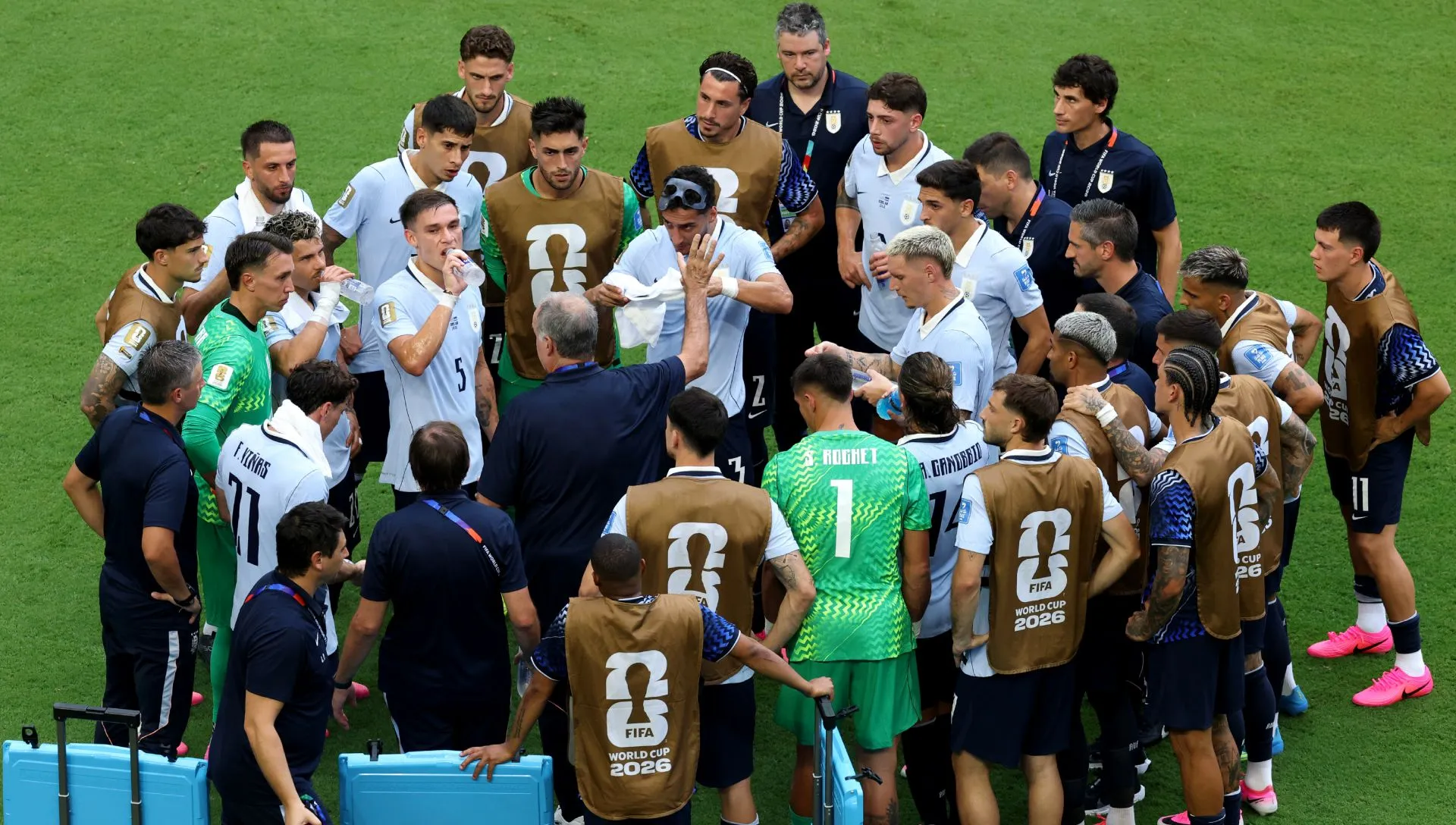 Bielsa conversa com  jogadores durante partida da Copa do Mundo. Foto: Molly Darlington/Getty Images