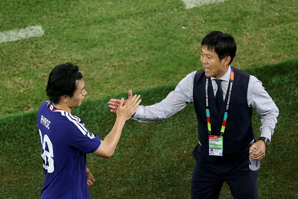 Ayase Ueda e o técnico Hajime Moriyasu, do Japão, elogiaram a Seleção Brasileira (Foto: Carl Recine/Getty Images)