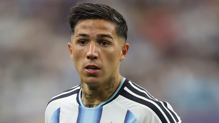 Enzo Fernández em campo pela Argentina. Foto: Michael Steele/Getty Images