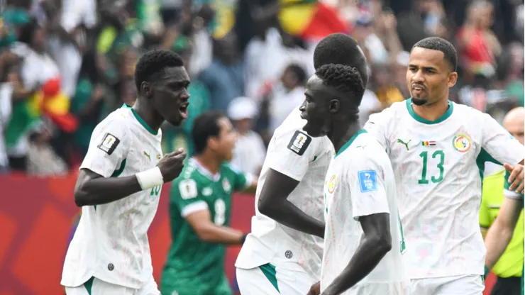 Time de Senegal comemora vitória contra o Iraque