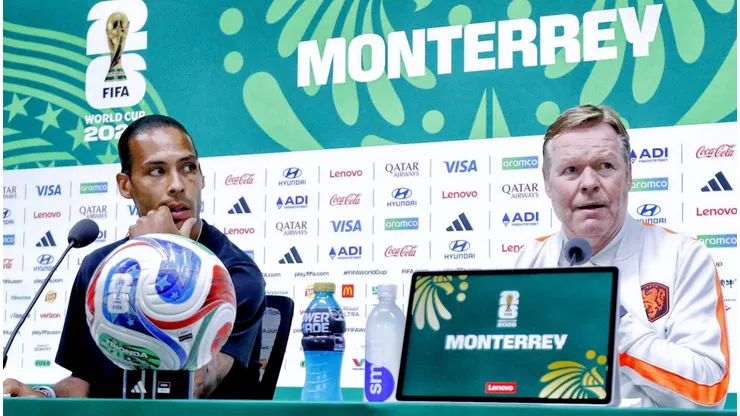 Ronald Koeman e Virgil van Dijk em entrevista coletiva. Foto: IMAGO/Pro Shots