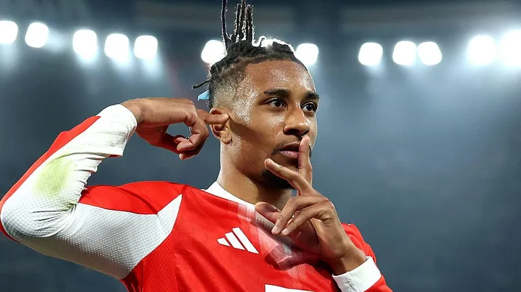Michael Olise pelo Bayern de Munique. Foto: Alexander Hassenstein/Getty Images