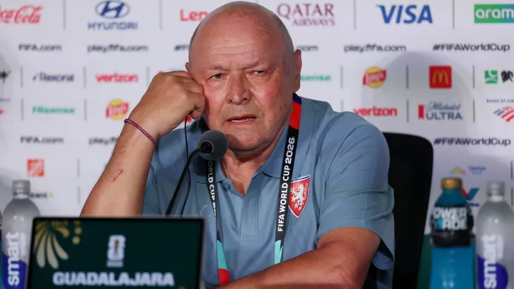 O técnico Miroslav Koubek em entrevista durante a Copa de 2026 (Lars Baron/Getty Images)
