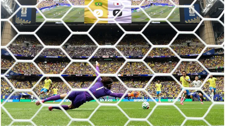Alisson concede gol ao Japão durante as oitavas de final da Copa. Foto: Lars Baron/Getty Images