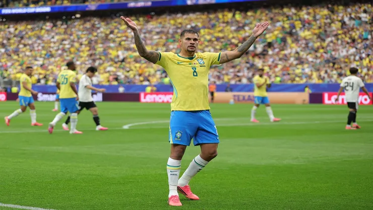 Bruno Guimarães pede apoio dos torcedores brasileiros na partida contra o Japão - Alex Slitz/Getty Images