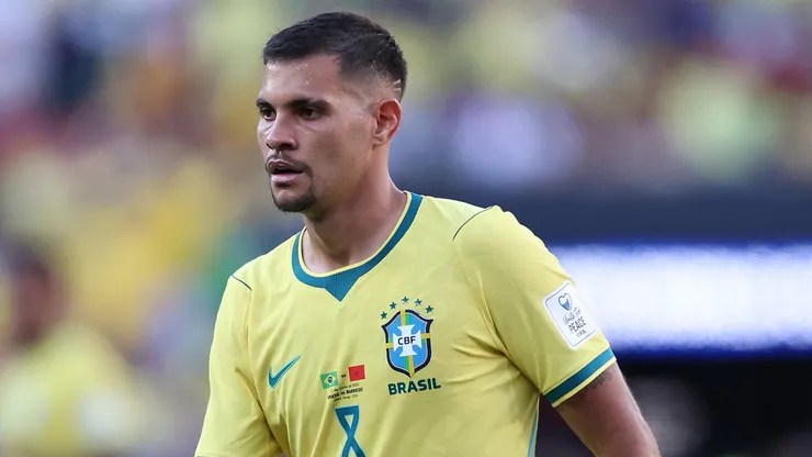 Bruno Guimarães em jogo do Brasil na Copa (Kevin C. Cox/Getty Images)