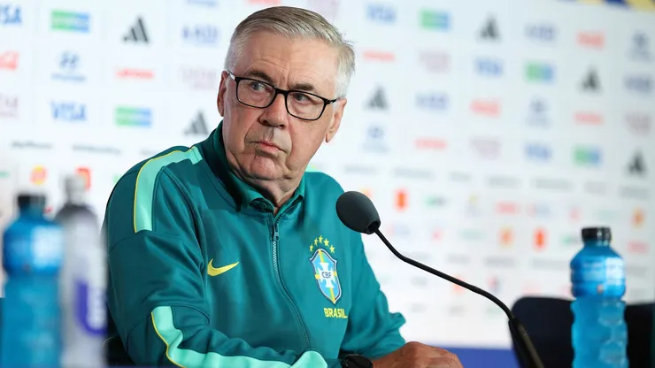 Ancelotti orientou os jogadores da Seleção Brasileira para o 2° tempo do jogo contra o Japão
