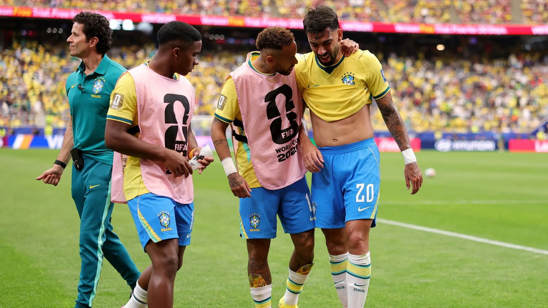 Lucas Paquetá (à direita) foi substituído por Endrick (à esquerda) – foto: Alex Slitz/Getty Images