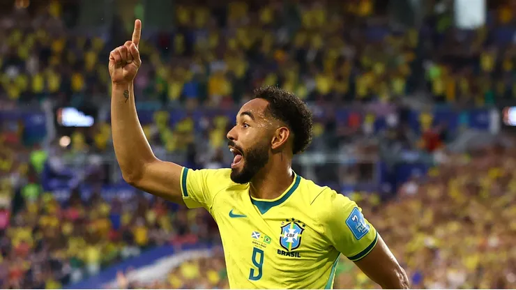 Matheus Cunha foi visto após a vitória do Brasil sobre o Japão na Copa do Mundo fazendo um sinal em referência ao penta da Seleção (Photo by Robert Cianflone/Getty Images)