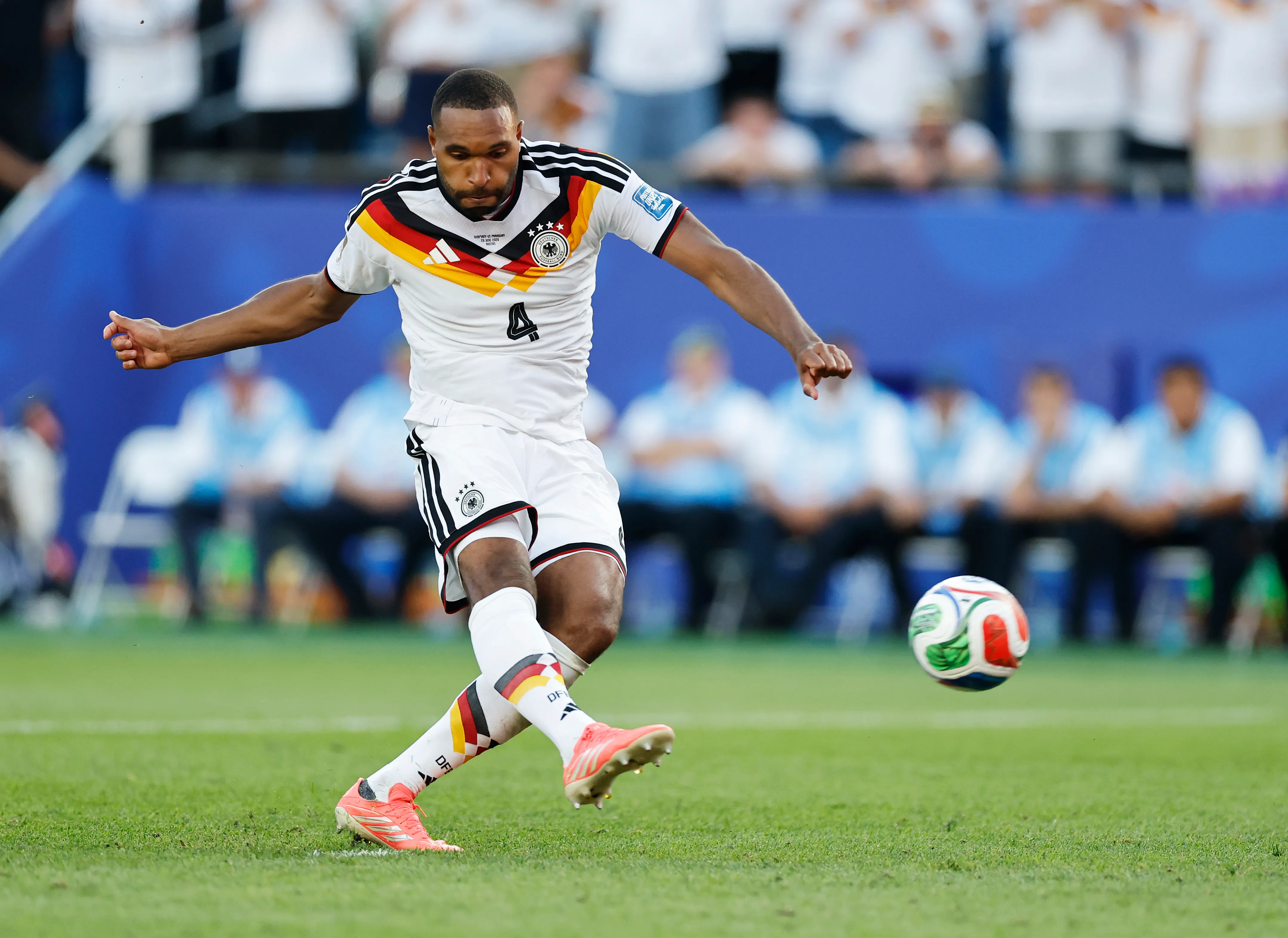 Jonathan Tah durante a cobrança de pênalti (Photo by Michael Reaves/Getty Images)