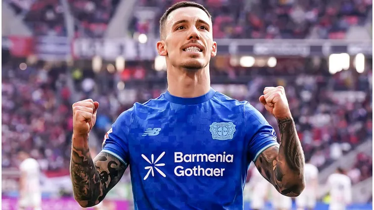 Alejandro Grimaldo durante partida da Bundesliga. Foto Daniela Porcelli/Getty Images