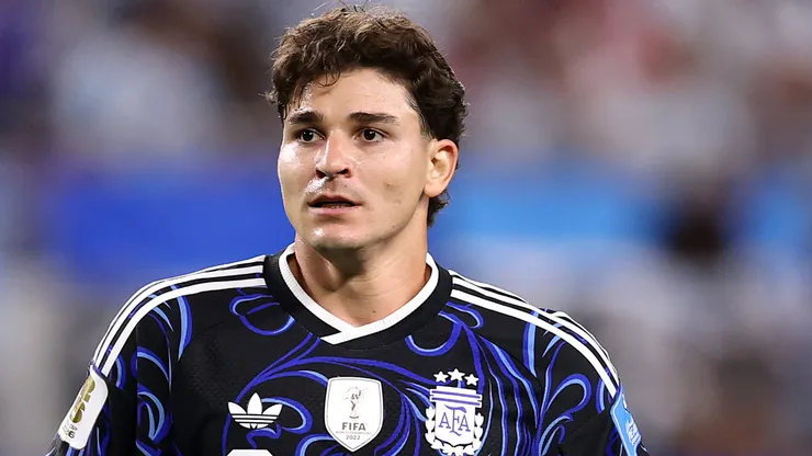 Julián Álvarez em campo pela Argentina. Foto: Luke Hales/Getty Images
