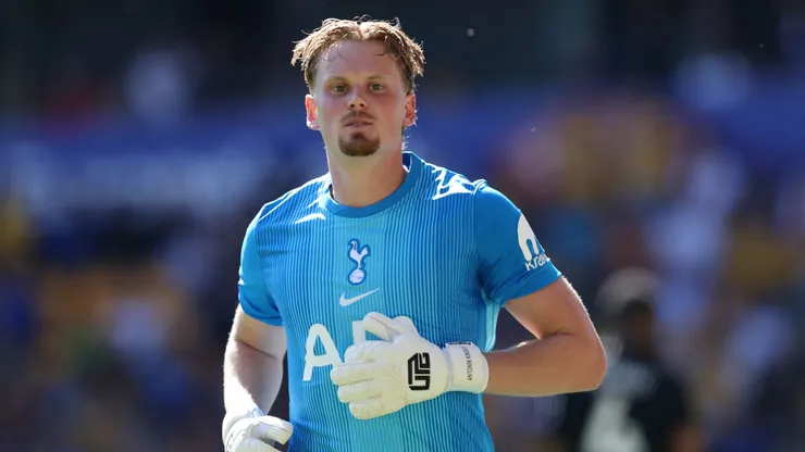 Kinsky renovou com o Tottenham