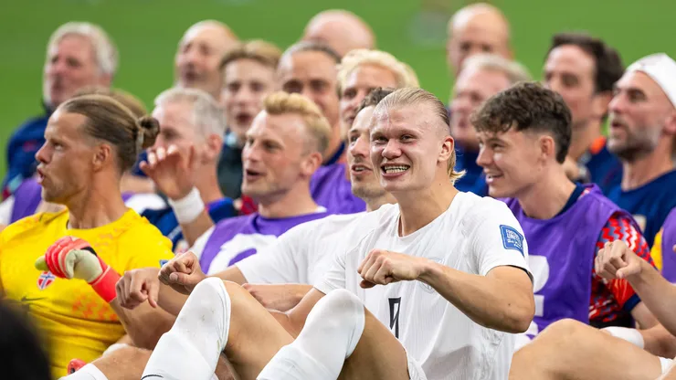 Haaland comemora vitória ao lado dos jogadores da Noruega