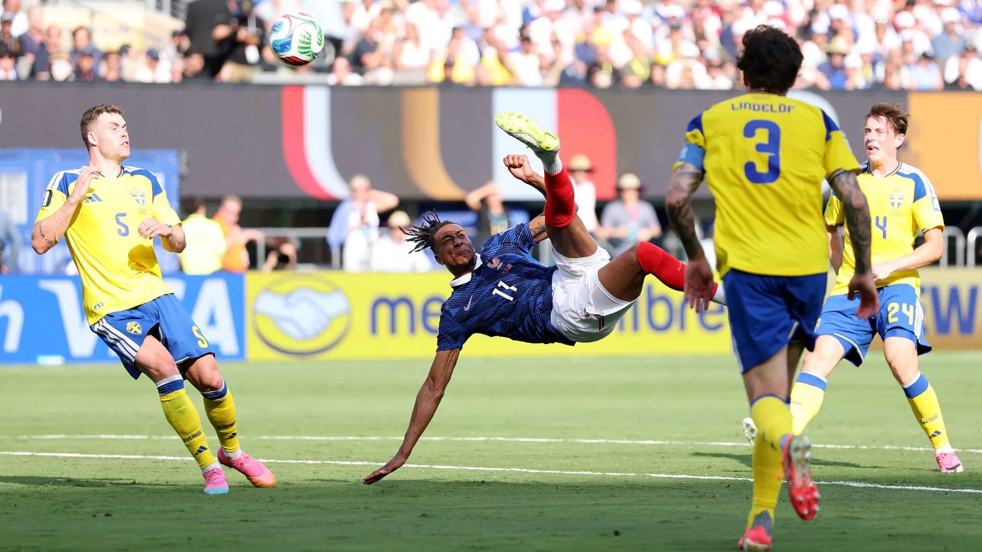 Autor de duas assistências, Olise quase fez um golaço (foto: Mattia Ozbot/Getty Images)