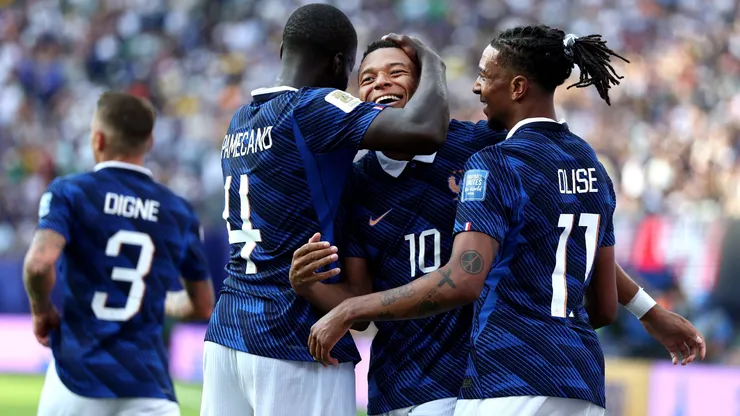 Mbappé e Olise comemorando um dos gols da França, diante da Suécia, com Upamecano