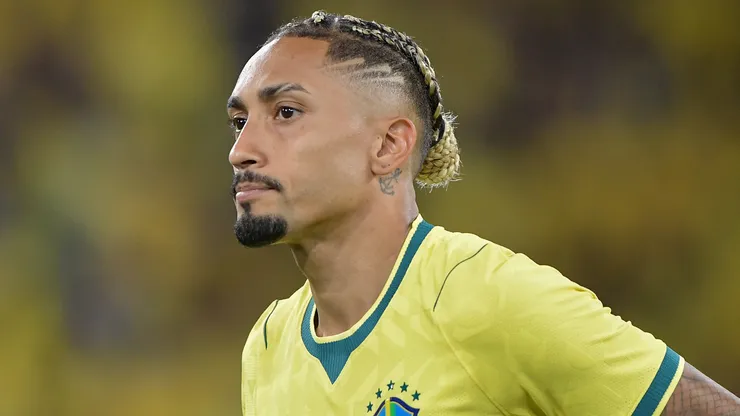 Raphinha em campo com as cores da Seleção Brasileira. Foto: Thiago Ribeiro/AGIF