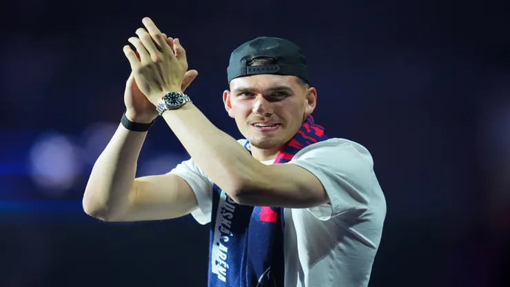 Renato Marin aplaude os torcedores do PSG na celebração do título da Champions - Franco Arland/Getty Images