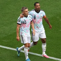 Tielemans e Trossard discutem durante Bélgica x Senegal na Copa