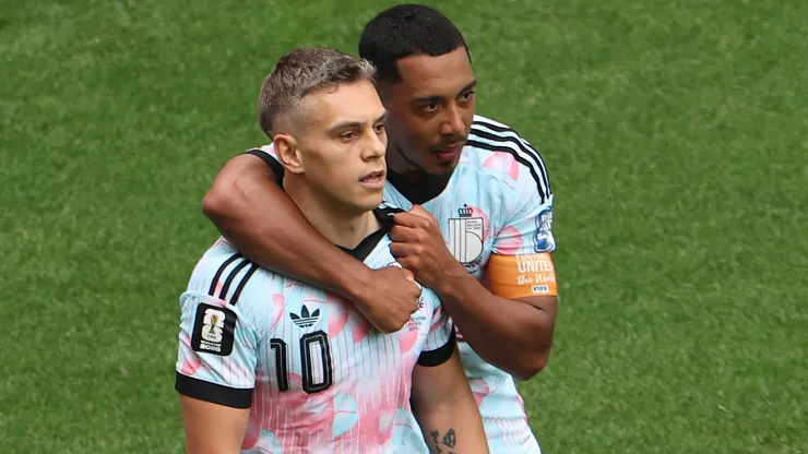 Trossard e Tielemans durante uma partida pela Bélgica. Foto: Emilee Chinn/Getty Images
