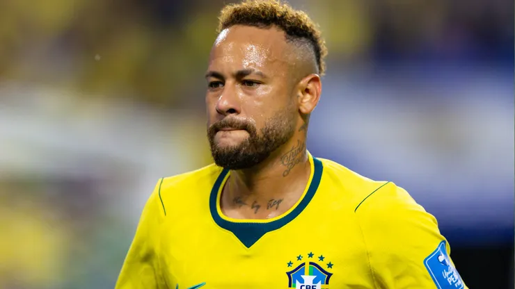 Neymar em campo com as cores da Seleção Brasileira. Foto: Rodolfo Buhrer/AGIF