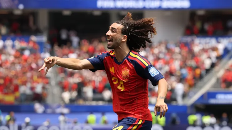 Cucurella em jogo da Espanha na Copa (Michael Steele/Getty Images)