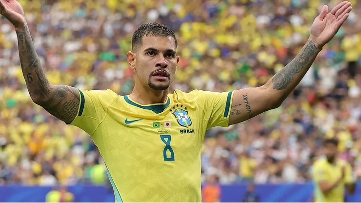 Bruno Guimarães pode deixar o Newcastle após o Arsenal aceitar pagar R$ 450 milhões para contratá-lo. (Foto: Alex Slitz/Getty Images)