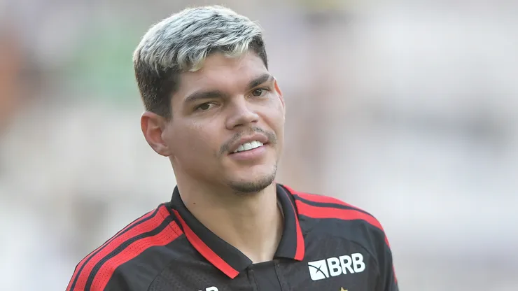Ayrton Lucas em campo pelo Flamengo. Foto: Thiago Ribeiro/AGIF