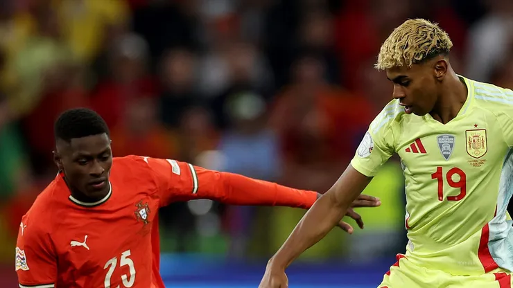 Nuno Mendes e Lamine Yamal em disputa. (Photo by Lars Baron/Getty Images)