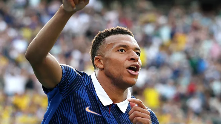 Mbappé comemorando gol com a camisa da França (Photo by Al Bello/Getty Images)