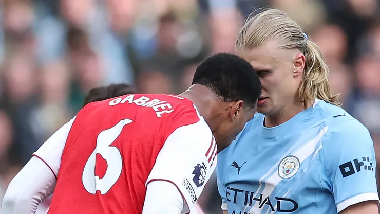 Haaland leva a melhor contra Gabriel Magalhães. Foto: Michael Regan/Getty Images